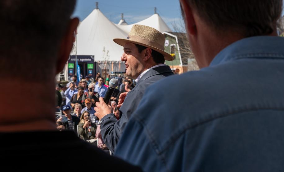 Governador, Ratinho Júnior, falando em cima do palco