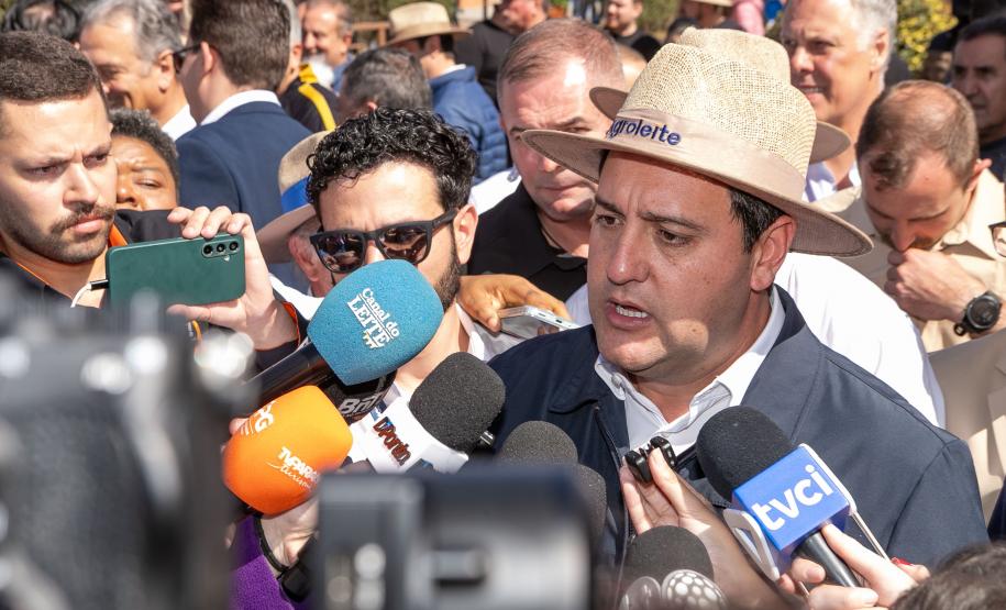 Governador, Ratinho Júnior, dando entrevista a repórteres