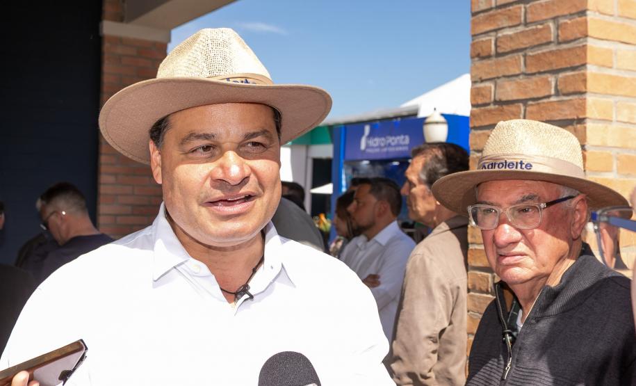 Sandro Alex dando entrevista a repórteres