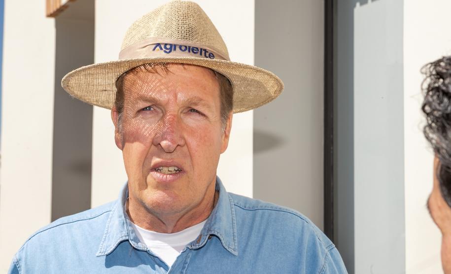 homem posando para a foto