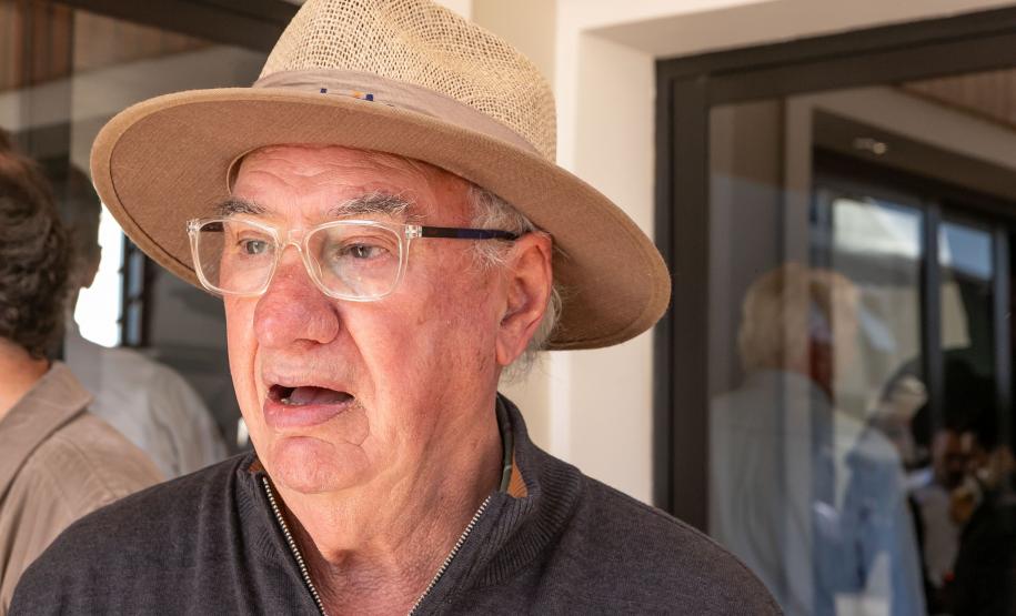 homem posando para a foto