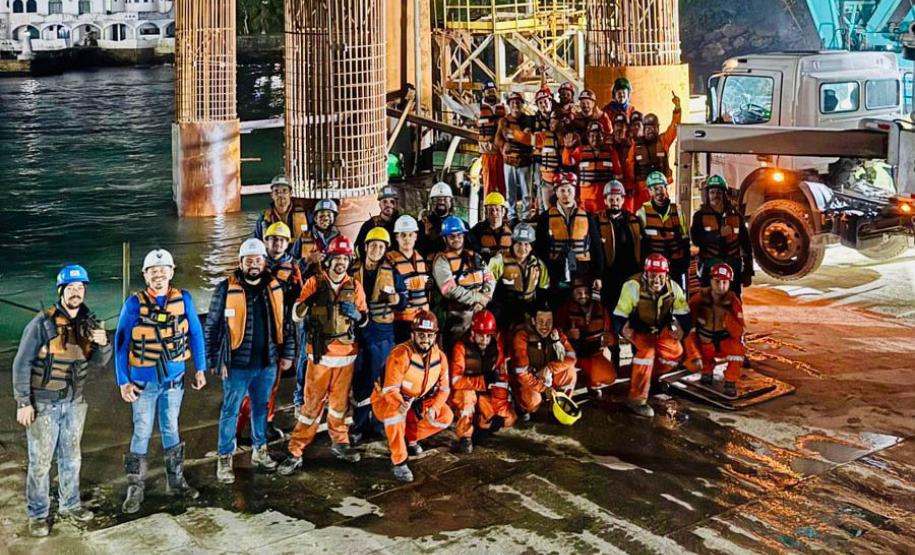 Trabalhadores na Ponte de Guaratuba