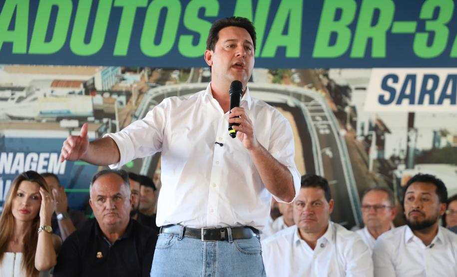 Governador, Ratinho Junior, falando em cima do palco
