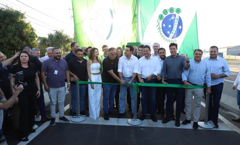 pessoas comemorando a inauguração do viaduto