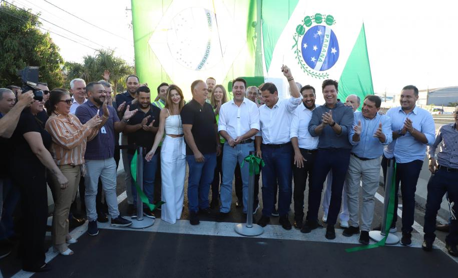 pessoas comemorando a inauguração do viaduto