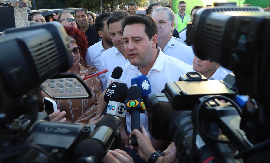 Governador, Ratinho Junior, dando entrevista a repórteres