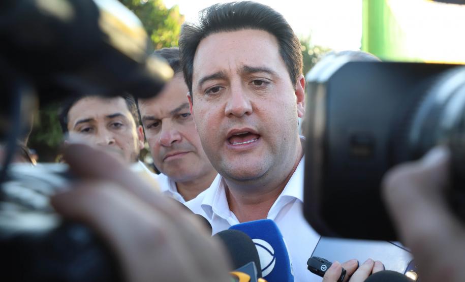 Homem sendo entrevistado por repórteres