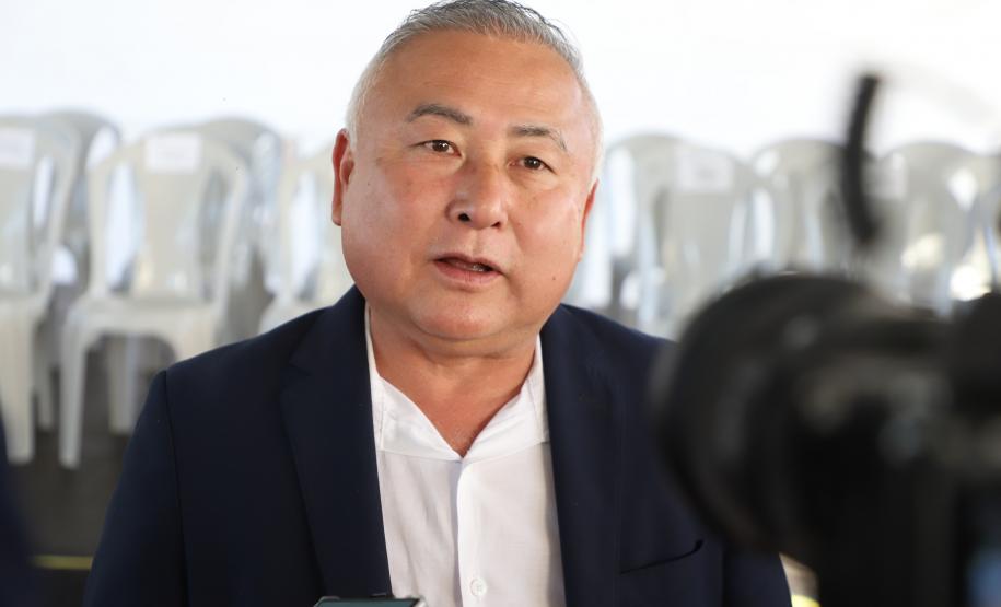 Pessoas comemorando entrega pavimentação em concreto da PR-180