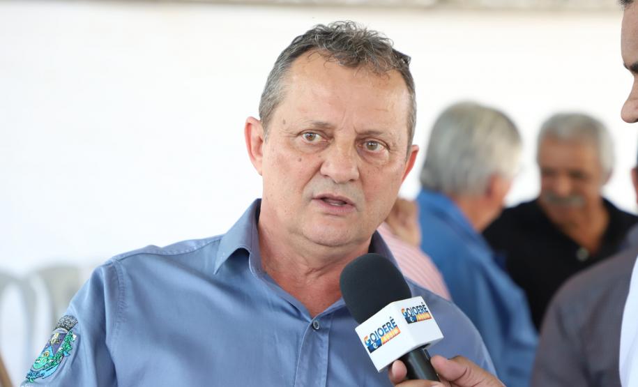 Pessoas comemorando entrega pavimentação em concreto da PR-180