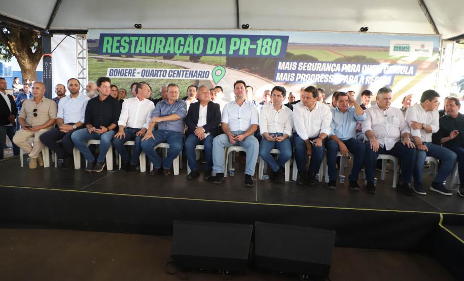 Pessoas comemorando entrega pavimentação em concreto da PR-180