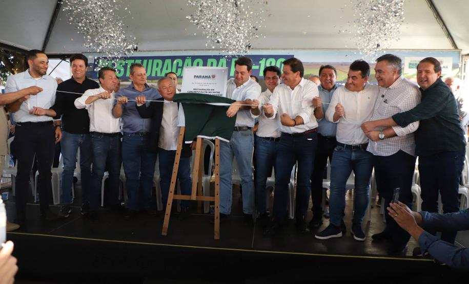 Pessoas comemorando entrega pavimentação em concreto da PR-180