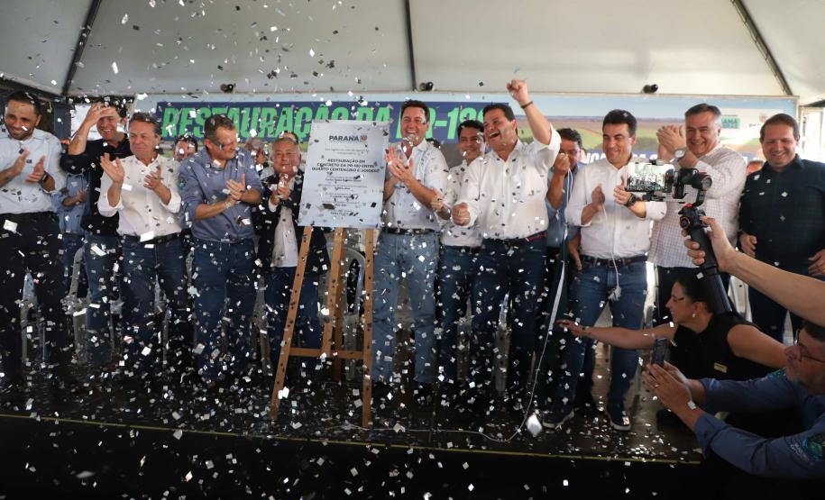 Pessoas comemorando entrega pavimentação em concreto da PR-180