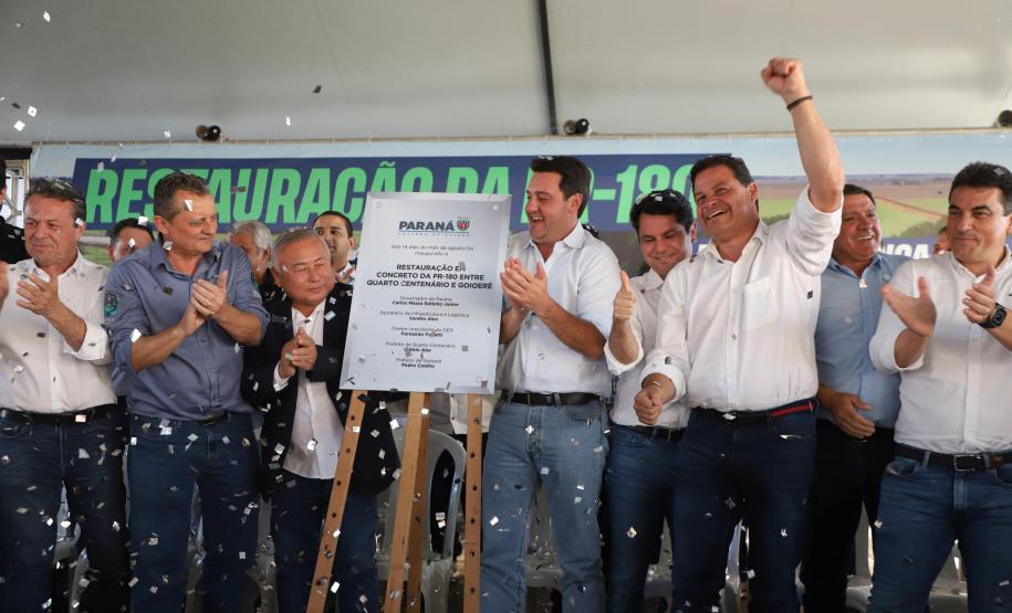 Pessoas comemorando entrega pavimentação em concreto da PR-180