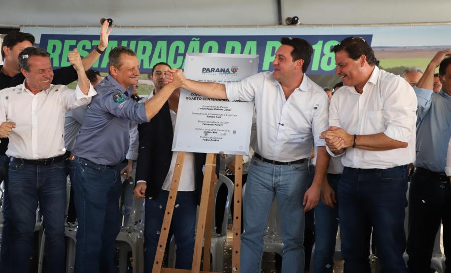 Pessoas comemorando entrega pavimentação em concreto da PR-180