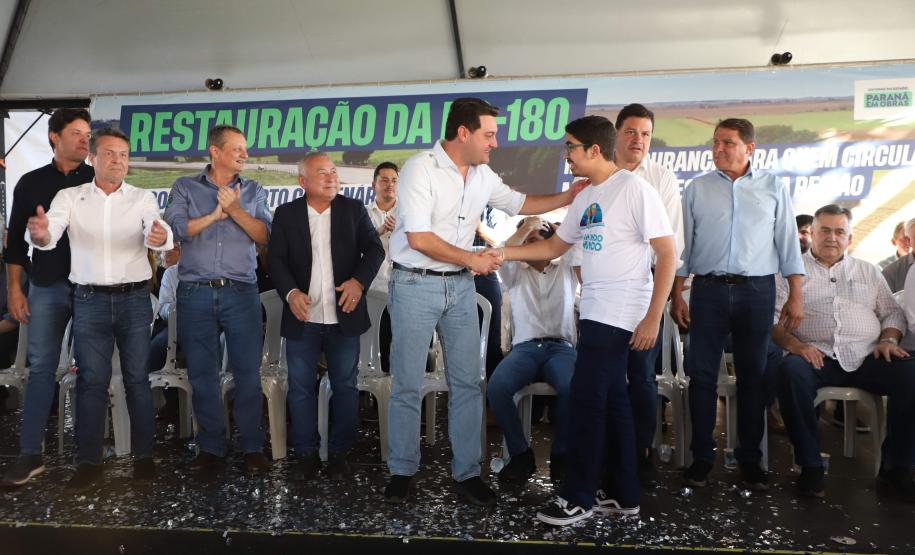 Pessoas comemorando entrega pavimentação em concreto da PR-180