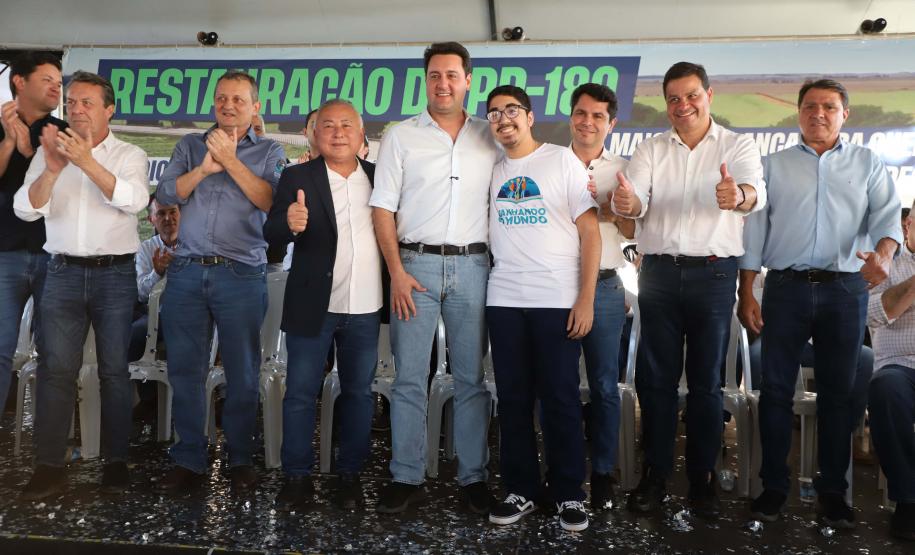 Pessoas comemorando entrega pavimentação em concreto da PR-180