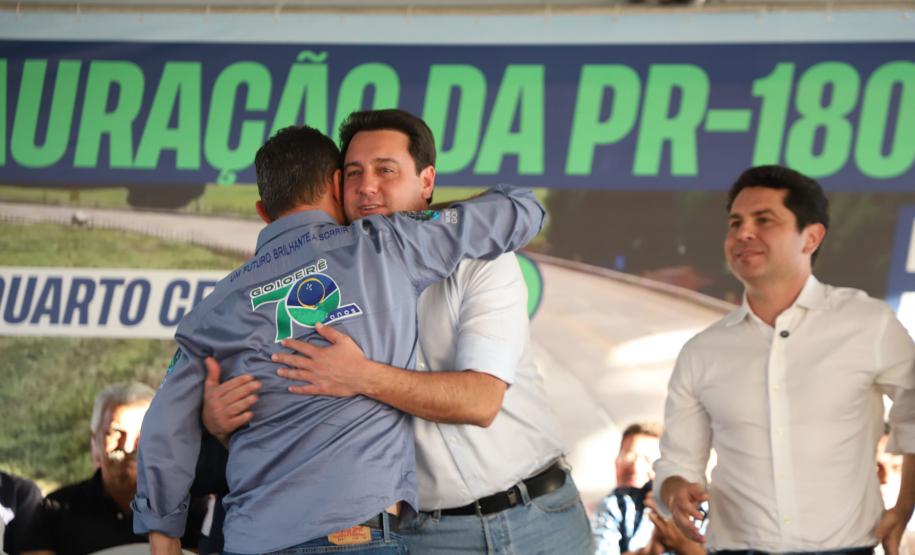 Pessoas comemorando entrega pavimentação em concreto da PR-180