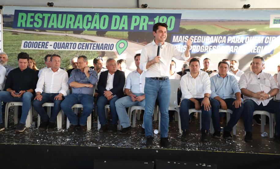 Pessoas comemorando entrega pavimentação em concreto da PR-180