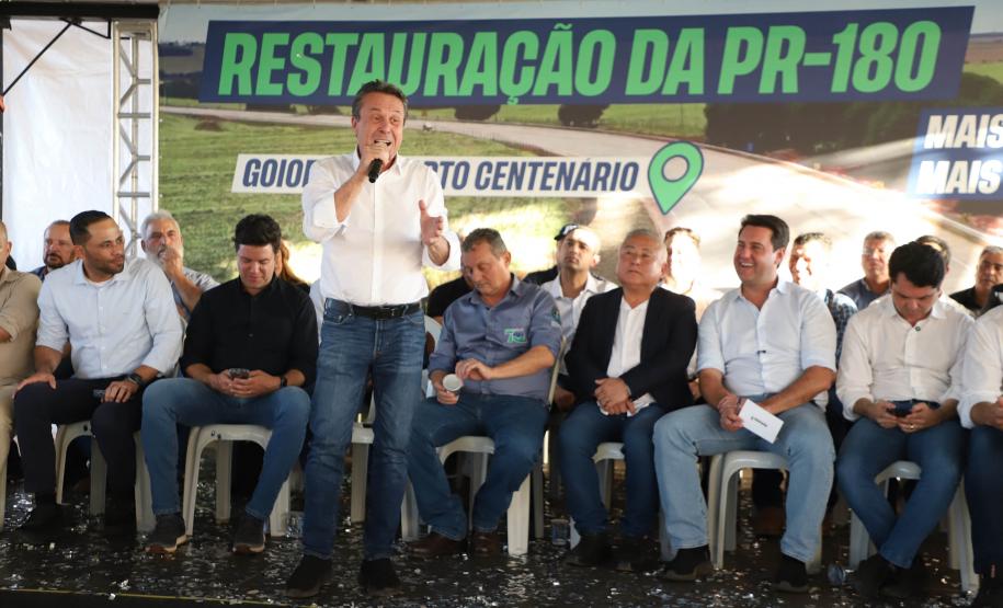 Pessoas comemorando entrega pavimentação em concreto da PR-180