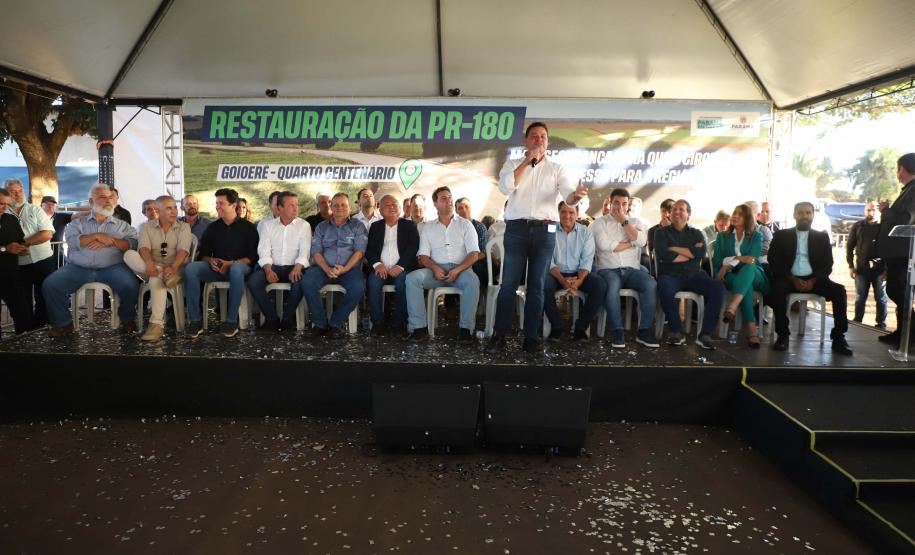 Pessoas comemorando entrega pavimentação em concreto da PR-180