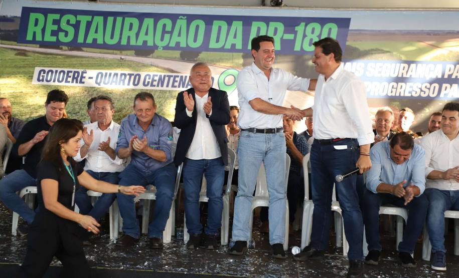 Pessoas comemorando entrega pavimentação em concreto da PR-180