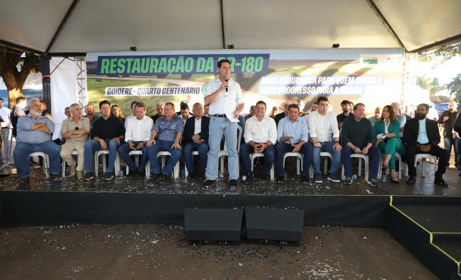 Pessoas comemorando entrega pavimentação em concreto da PR-180