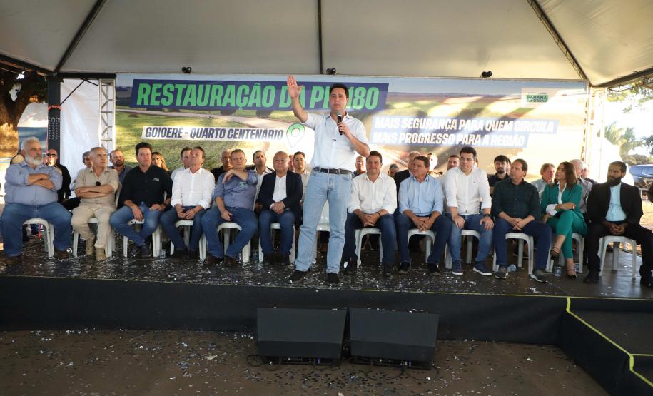 Pessoas comemorando entrega pavimentação em concreto da PR-180