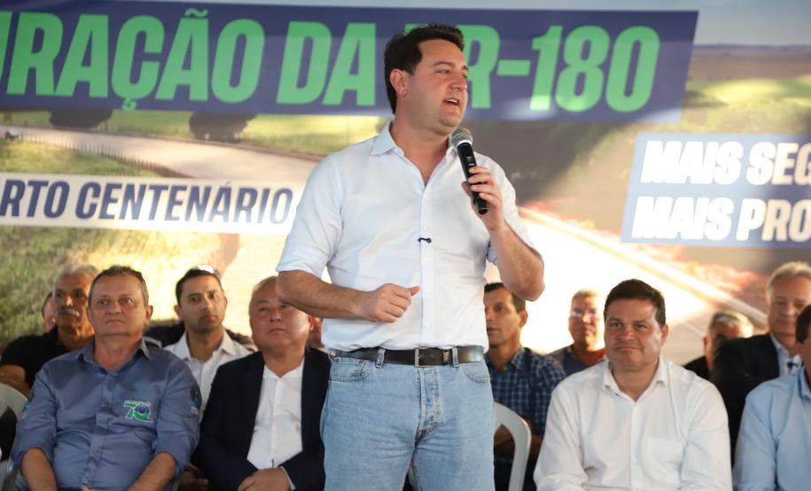 Pessoas comemorando entrega pavimentação em concreto da PR-180