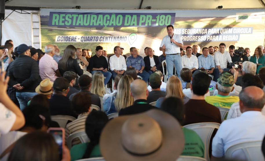 Pessoas comemorando entrega pavimentação em concreto da PR-180