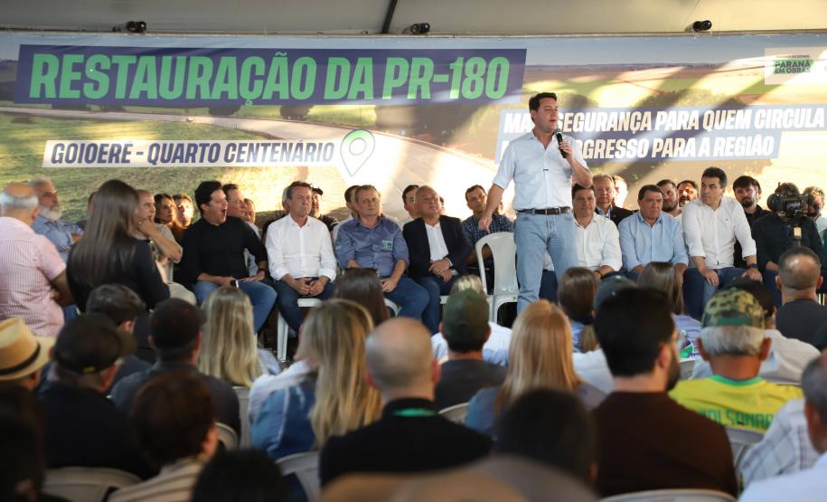 Pessoas comemorando entrega pavimentação em concreto da PR-180