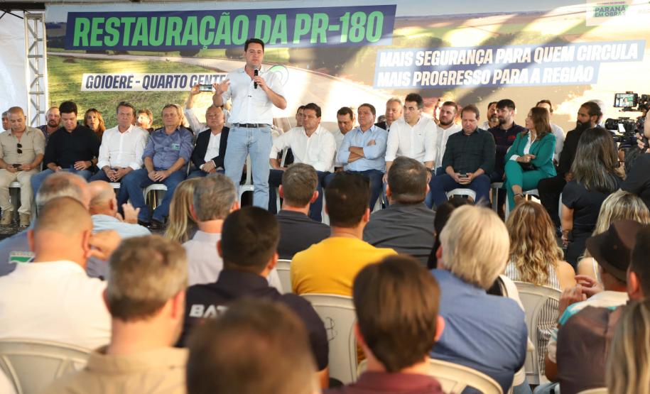 Pessoas comemorando entrega pavimentação em concreto da PR-180