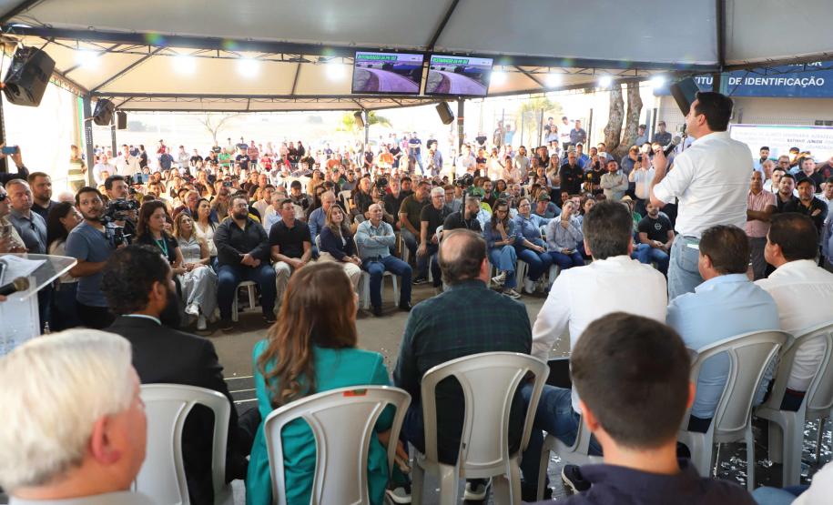 Pessoas comemorando entrega pavimentação em concreto da PR-180