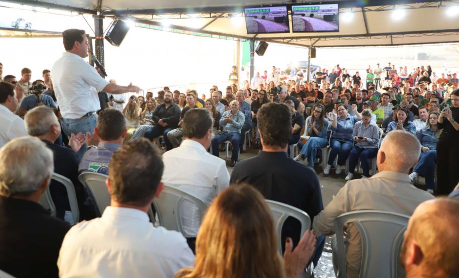 Pessoas comemorando entrega pavimentação em concreto da PR-180