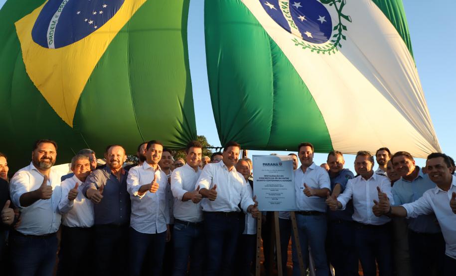 Pessoas comemorando entrega pavimentação em concreto da PR-180