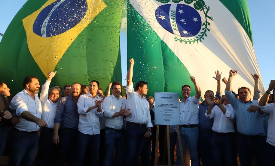 Pessoas comemorando entrega pavimentação em concreto da PR-180