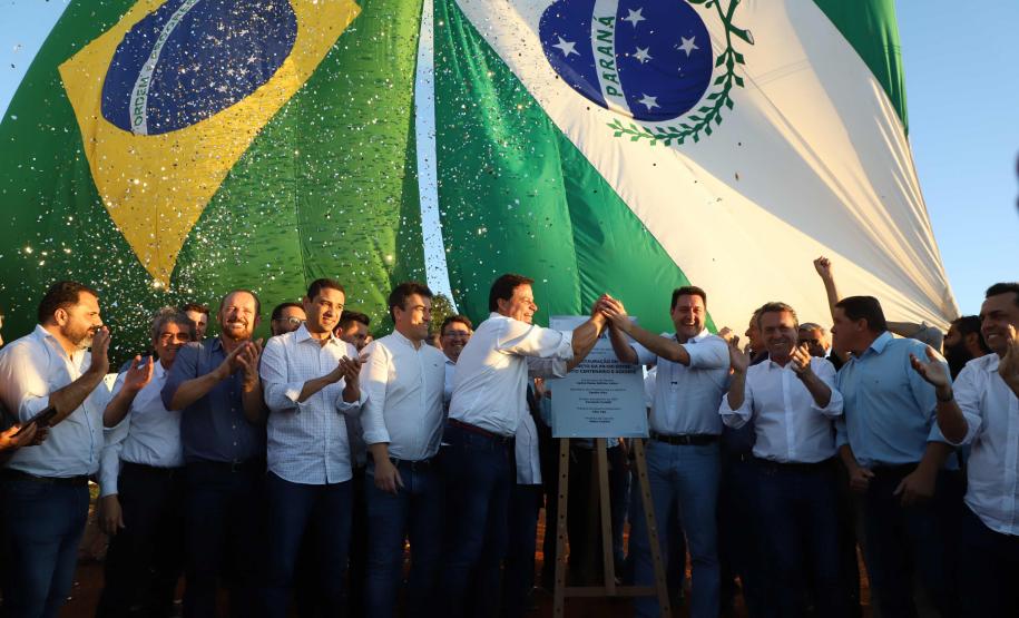 Pessoas comemorando entrega pavimentação em concreto da PR-180