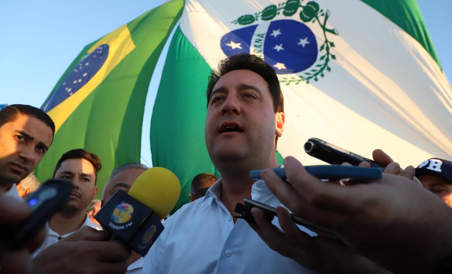 Pessoas comemorando entrega pavimentação em concreto da PR-180