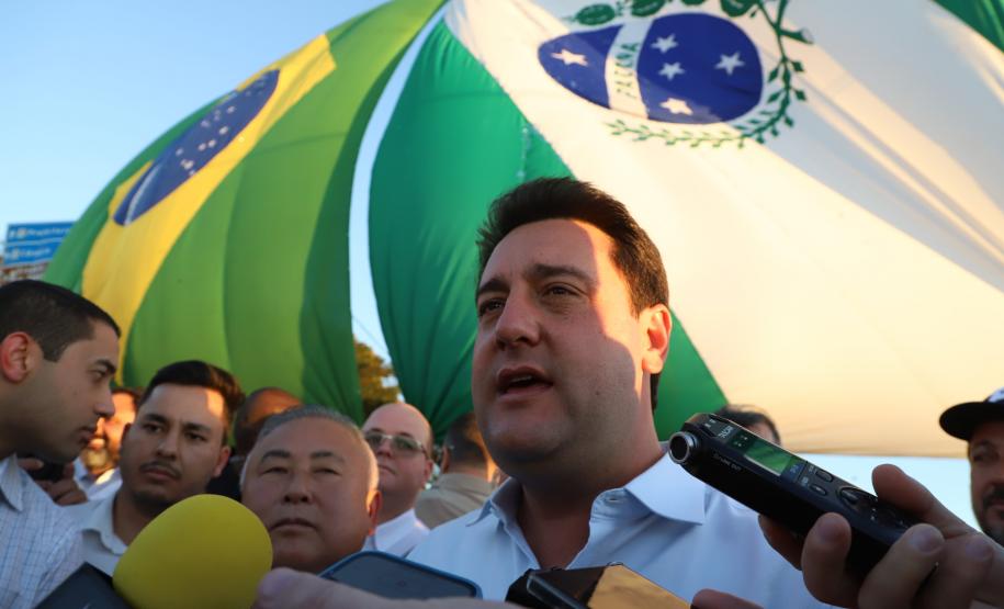 Pessoas comemorando entrega pavimentação em concreto da PR-180