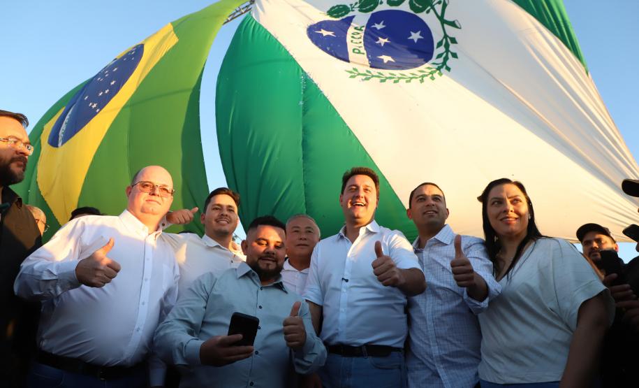 Pessoas comemorando entrega pavimentação em concreto da PR-180