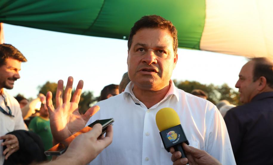 Pessoas comemorando entrega pavimentação em concreto da PR-180