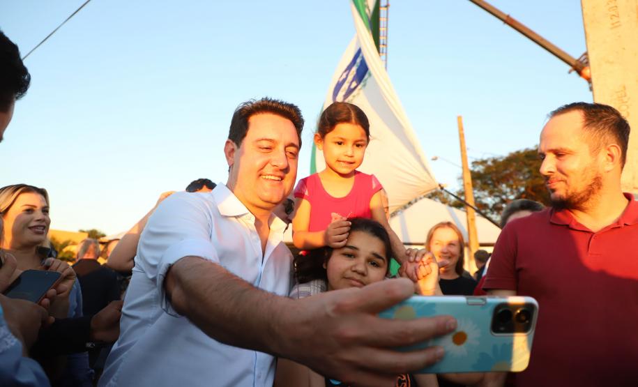 Pessoas comemorando entrega pavimentação em concreto da PR-180
