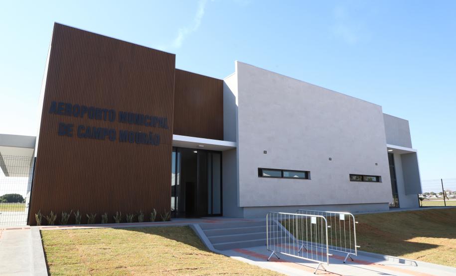 fachada do aeroporto de Campo Mourão