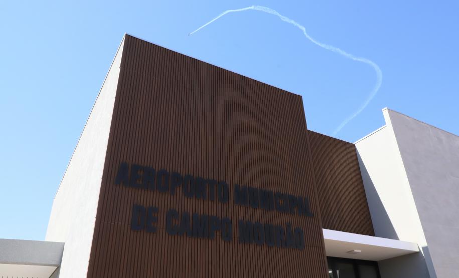 fachada do aeroporto de Campo Mourão
