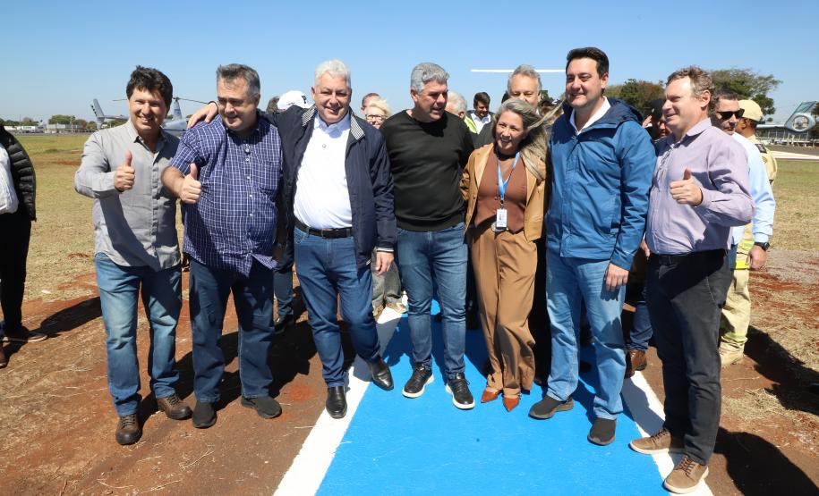 Pessoas na inauguração da nova pista do aeroporto de Campo Mourão
