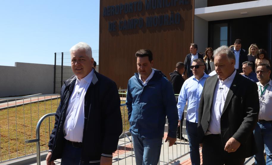 Pessoas na inauguração da nova pista do aeroporto de Campo Mourão