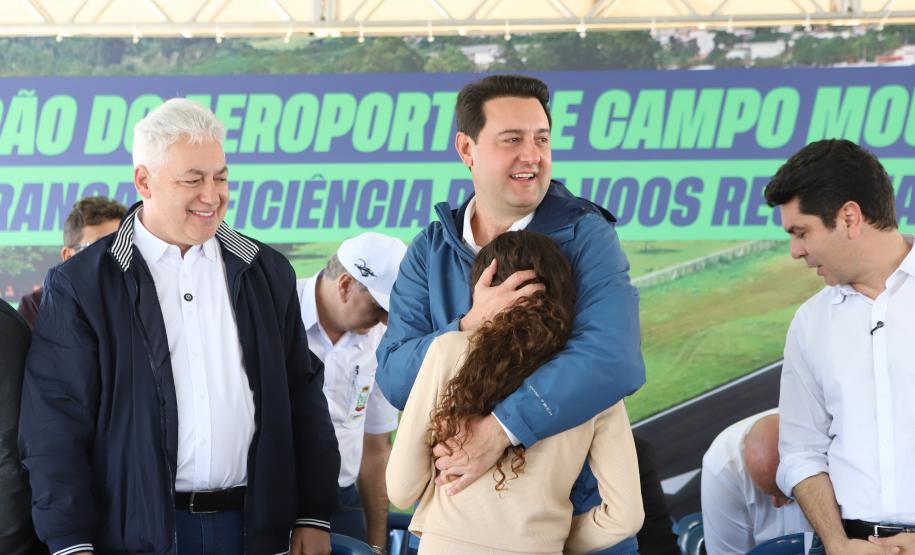 Pessoas na inauguração da nova pista do aeroporto de Campo Mourão