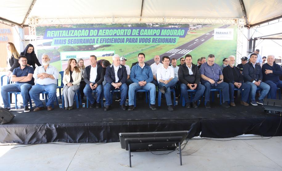Pessoas na inauguração da nova pista do aeroporto de Campo Mourão