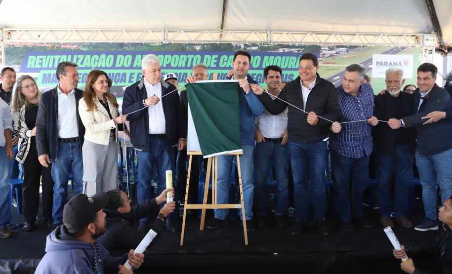 Pessoas na inauguração da nova pista do aeroporto de Campo Mourão