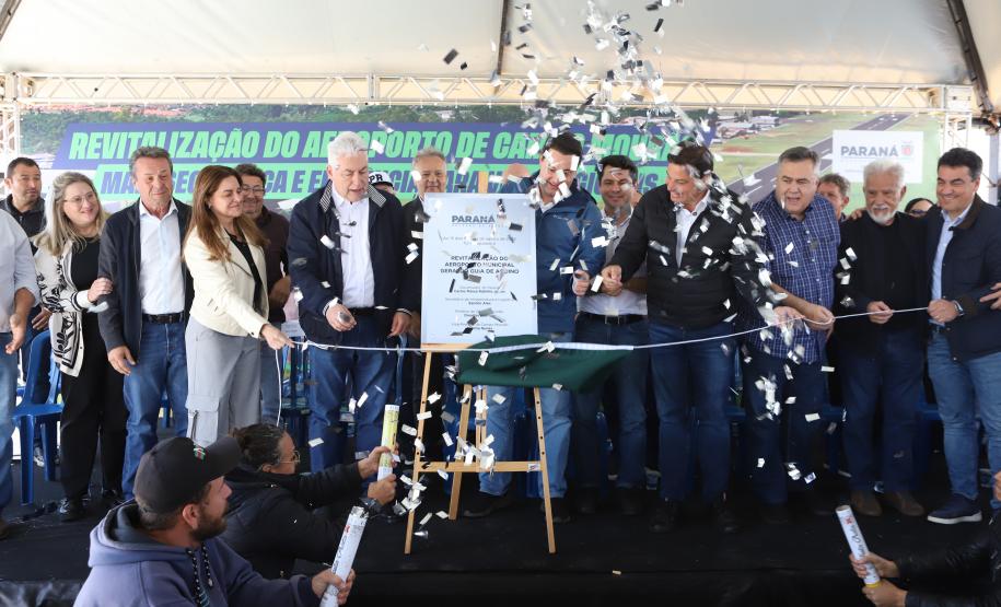 Pessoas na inauguração da nova pista do aeroporto de Campo Mourão