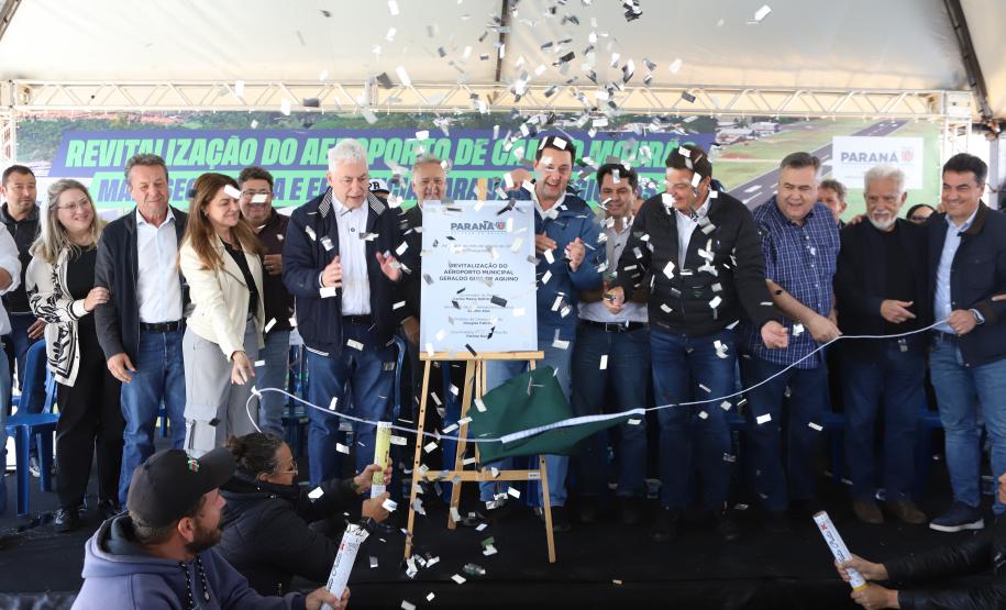 Pessoas na inauguração da nova pista do aeroporto de Campo Mourão